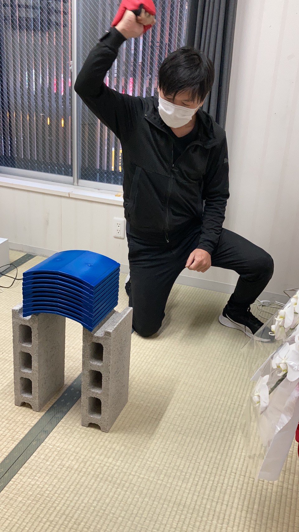 あなたは 何枚割れるかな 瓦割り体験 東京都 台東区で出来るリアル宝探し Hunters Village